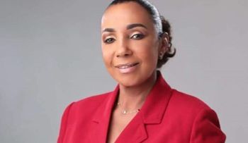 Pastora da un culto, le cierran iglesia y la apresan