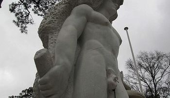 Una estatua francesa de Hércules se dota de un pene desmontable contra los vándalos