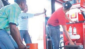 Bajan RD$4.00 al gas propano y sube RD$1.50 a las gasolinas 