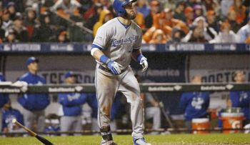 Alex Gordon y Moustakas guían primer triunfo  de los Reales 