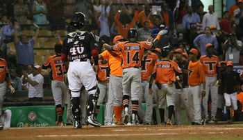 Toros derrotan a los Leones y se mantienen en primer lugar empatados con las Estrellas 
