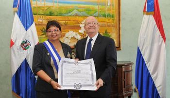 Canciller condecora y reconoce labor de embajadora de Países Bajos