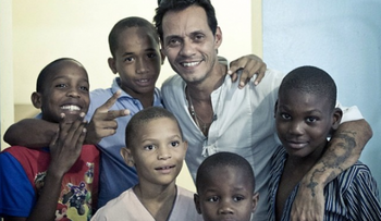 Marc Anthony inaugura orfanato que auspicia en La Romana