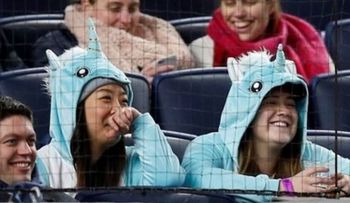 Polémica en estadio de los Yankees por fanáticas con ropa de "gentuza"