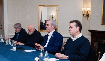 Abinader se reúne con empresarios dominicanos tras su llegada a Washington