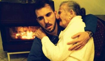 1ra imagen viral 2015: Foto de Giancarlo Murisciano cargando a su abuela 