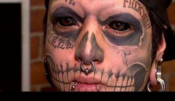 Para parecer una calavera, se ha hecho más de 100 tatuajes