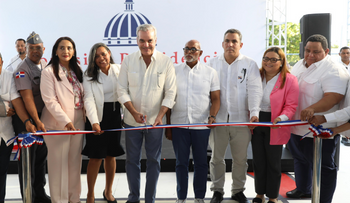 Abinader inaugura infraestructuras deportivas, policiales y navales en Azua y Peravia