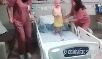 Esta niña con cáncer se levanta y se pone a bailar con las enfermeras (VÍDEO)