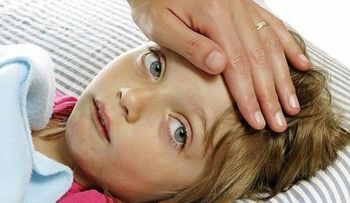 12 errores que suelen cometer los padres cuando sus hijos tienen fiebre