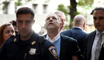 Jurado investigador acusa a Harvey Weinstein de violación y acto sexual criminal