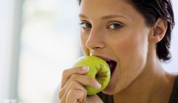 Beneficios secretos de consumir manzana 