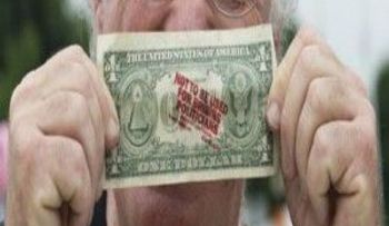 Empresario regala dinero en una plaza de  NY para denunciar corrupción