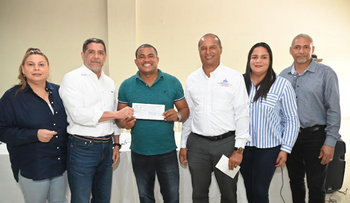 Limber Cruz entrega más de 50 millones a productores de SF de Macorís