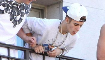 Justin Bieber escupe fans en Toronto