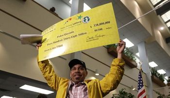 Inmigrante se saca loto de un millón de dólares y solo le dan 1,000