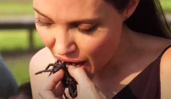 Angelina Jolie comió escorpiones y tarántulas junto a sus hijos