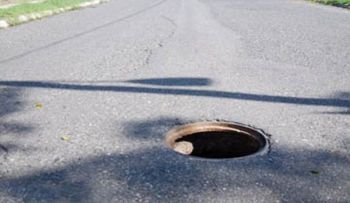 Anciano muere al caer en hoyo de alcantarilla
