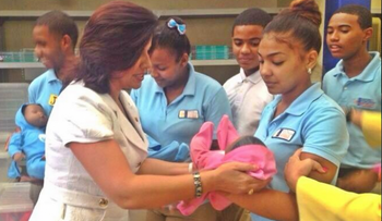 Vicepresidencia otorga simuladores de bebés a estudiantes para reducir embarazos