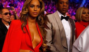 El escote de Beyoncé en la pelea del siglo 