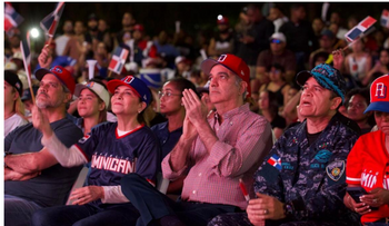 Luis Abinader asiste a juego RD-EE. UU. en el Malecón