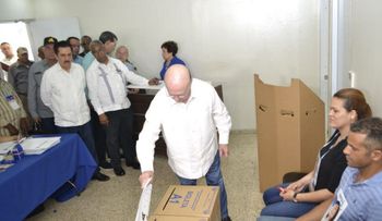 Votaciones en el PRM inician con retrasos; Hipólito Mejía ejerce el derecho al voto 