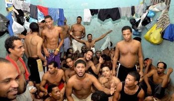 Presos preventivos cárcel de Puerto Plata se amotinan por hacinamiento