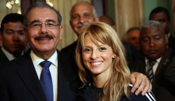 Presidente Medina entrega Bandera Nacional a atletas irán a Juegos de Veracruz, México
