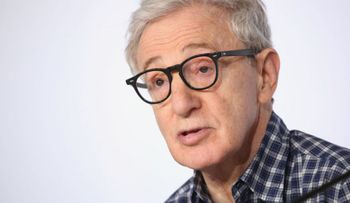 Modelo afirma que inició un romance con Woody Allen cuando tenía 16 años