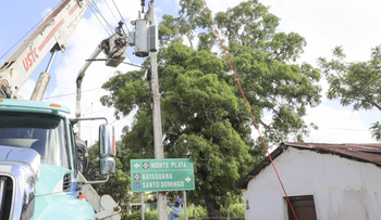 Edeeste mejora electricidad en Chirino con nuevos reguladores