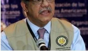 Leonel abanica par de veces, en lo que se acomoda en la caja de bateo