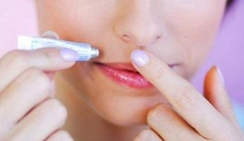 Mujer confunde pegamento con lápiz labial y se sella la boca