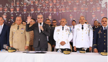 Abinader gradúa 64 cadetes policiales