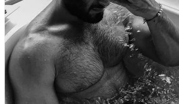 El novio de Britney Spears se divierte subiendo fotos hot a las redes sociales