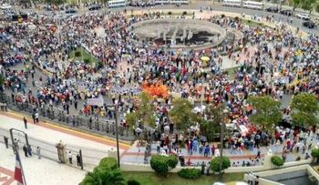 Miles se concentran frente al Congreso a favor de la reelección  