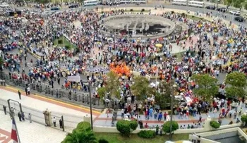 Miles se concentran frente al Congreso a favor de la reelección  