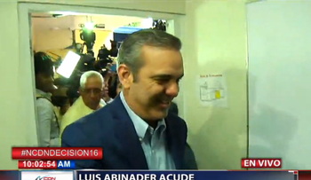 Abinader ejerce su derecho al voto