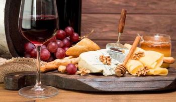 Demostrado científicamente: el chocolate, el queso y el vino tinto retrasan tu llegada al cementerio