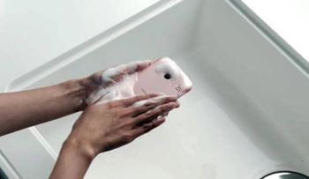 Lanzan un smartphone que se lava con agua y jabón