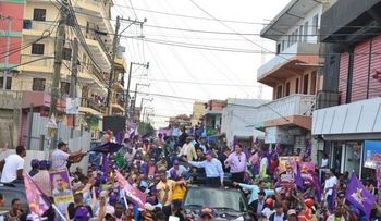 Danilo Medina recorre en caravana sectores de Santo Domingo Este