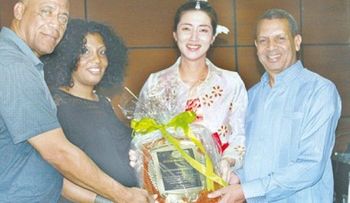 Club Mauricio Báez reconoce maestra coreana