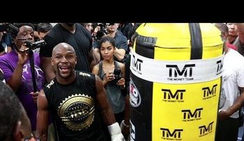 Floyd Mayweather: "Abrí un club de strippers, porque los senos, las vaginas, la música y el alcohol no pasan de moda"