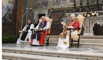 Papa y rey Carlos III rezan juntos en la Capilla Sixtina