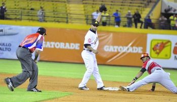 Las Aguilas se imponen al Escogido 5-3 en el Quisqueya