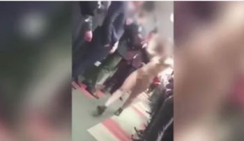Una mujer desfila desnuda para "levantar la moral de sus compañeros"