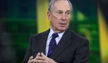 Bloomberg promete a mujeres defender el aborto frente a la política de Trump