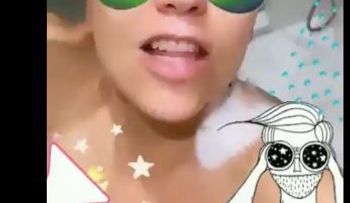 Thalía siempre dando de qué hablar; se deja ver tomando una ducha