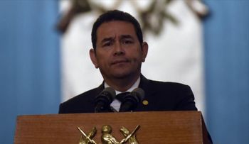 Llevan de urgencia a un centro médico al presidente de Guatemala Jimmy Morales