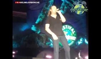 Vocalista de Maná se cae durante presentación en el Festival Presidente