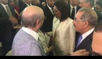 Entre políticos te veas:  El abrazo de Danilo e Hipólito; y al que le sirva el traje que se lo ponga